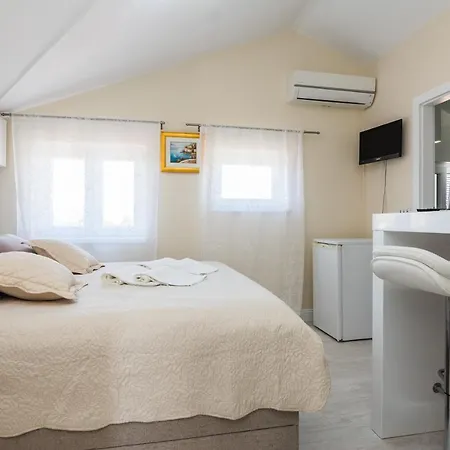 Medanic - Private Pool Apartment